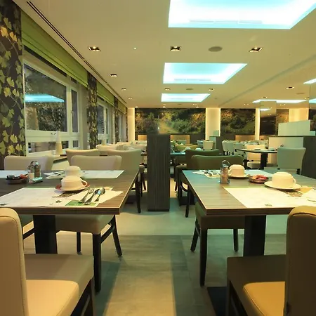 Du Commerce - Restaurant La Table De Hotel